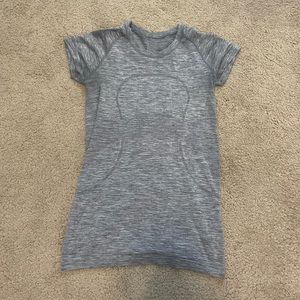 Lululemon swiftly gray top